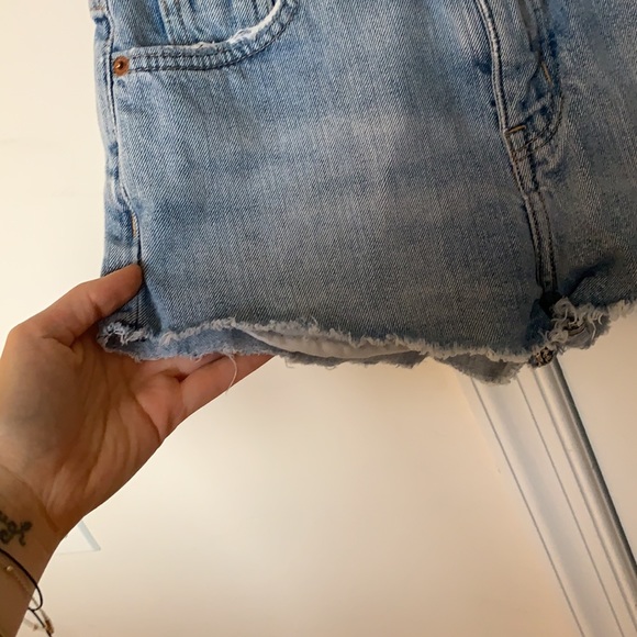 H&M distressed high rise denim jean shorts - Picture 2 of 6